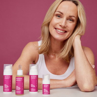 Kvinne med Dr. Greve pharama Pro-retinol serien foran seg