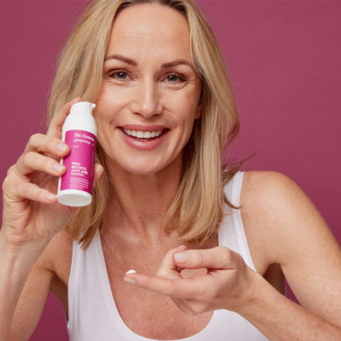 En kvinne trykker ut Dr. Greve pharma Pro-retinol dagkrem på fingeren
