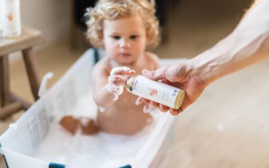 Barn i badekar får stelt håret med Dr. Greve Pharma.